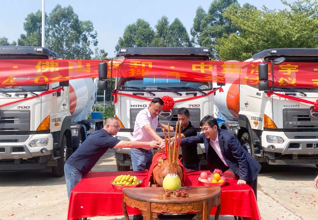 喜氣洋洋共相聚，40臺(tái)凌宇攪拌車交付大客戶！