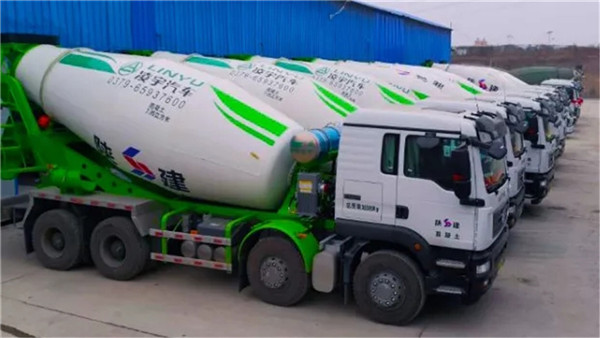 克服萬難！新春批凌宇罐車發(fā)往市場