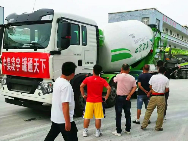 開攤啦！凌宇攪拌車“擺攤兒”湖北，客戶當(dāng)場下單！