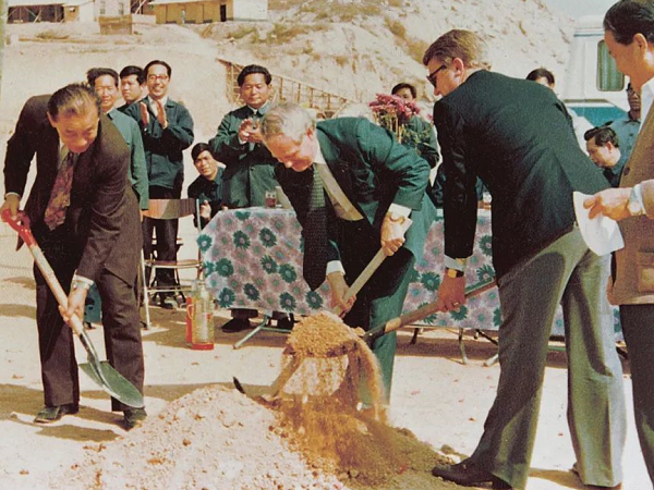 人民日報 | 麥伯良：敢闖敢試，泥路走成幸福路