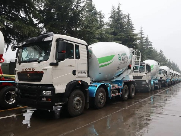 春雨濛濛，氣勢(shì)如虹！凌宇攪拌車(chē)震撼發(fā)車(chē)！