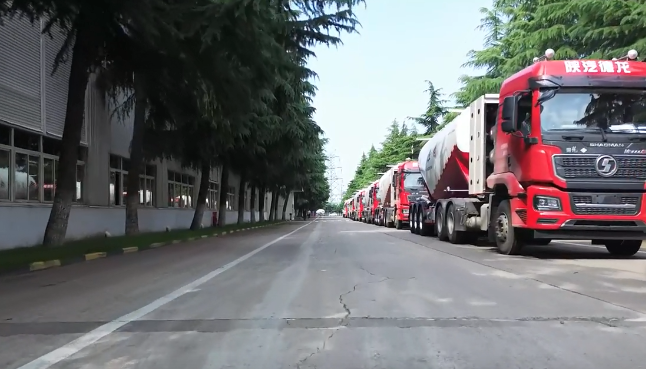 大單!100臺#粉罐半掛車 陸續(xù)發(fā)車，震撼#航拍