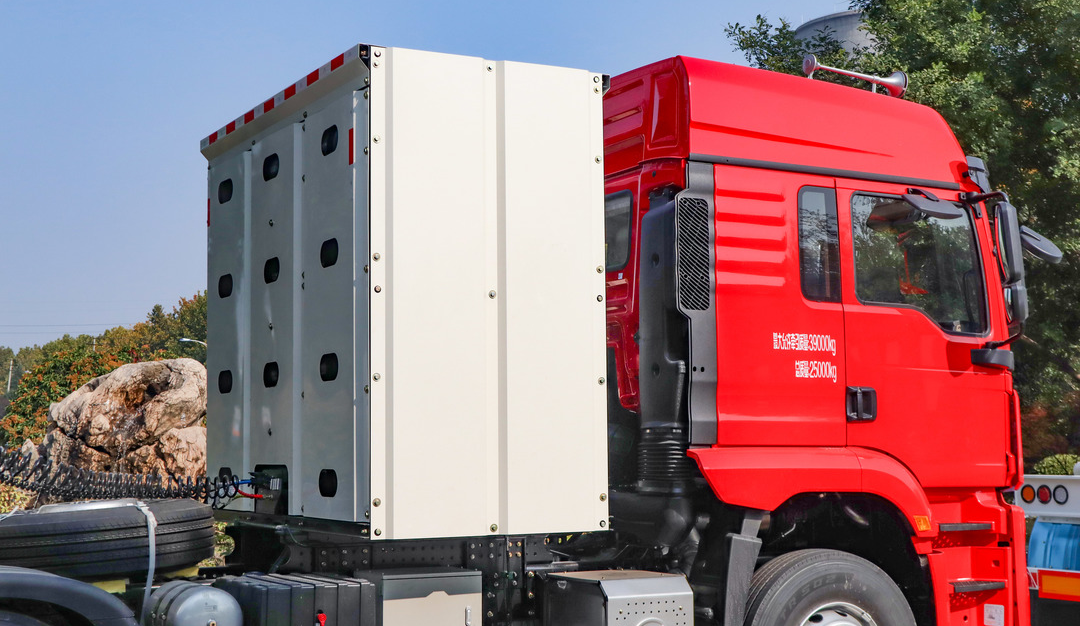 金秋暖陽，微風(fēng)和煦！凌宇新能源粉罐半掛批量奔赴西南地區(qū)